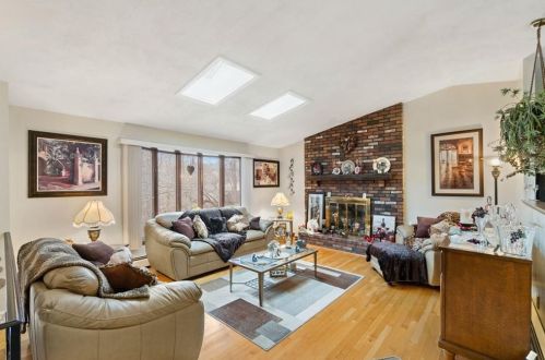 18 Melody Ln, Providence, RI 02919-6332