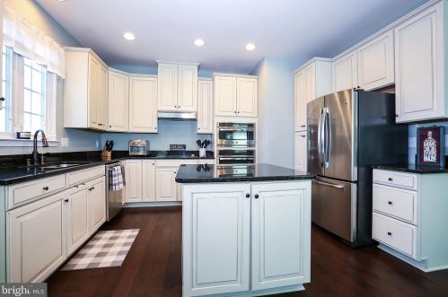 7085 Kona Dr, Gainesville, VA 20155-3325