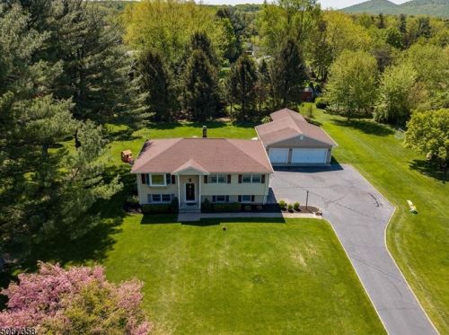 6 Welsh Rd, Lebanon, NJ 08833-4316