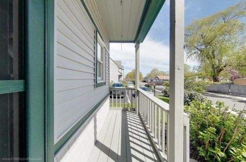 61 Clinton St, Middletown, RI 02840-3906