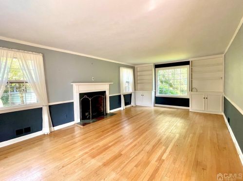 8 Cape Ct, Metuchen, NJ 08840-1013