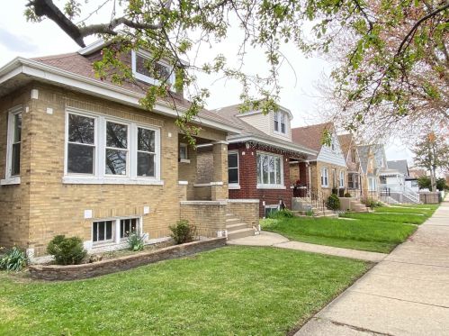 2906 Nagle Ave, Chicago, IL 60634-4940