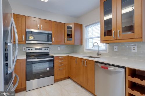 7496 Laurel Oak Ct, Springfield VA  22153-3552 exterior