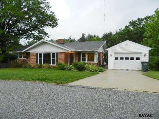 1926 Pineview Dr, York PA  17408-1440 exterior