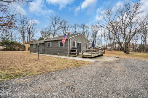 18 Francis Mills Rd, East Freehold NJ  07728-7944 exterior