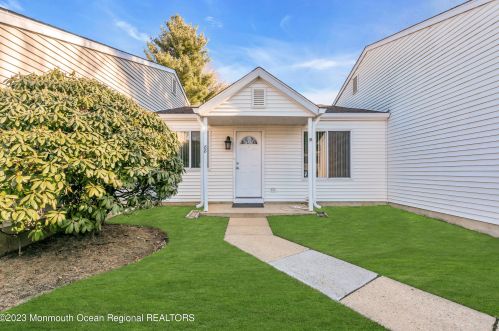 88 Greenwood Dr, East Freehold, NJ 07728-4009