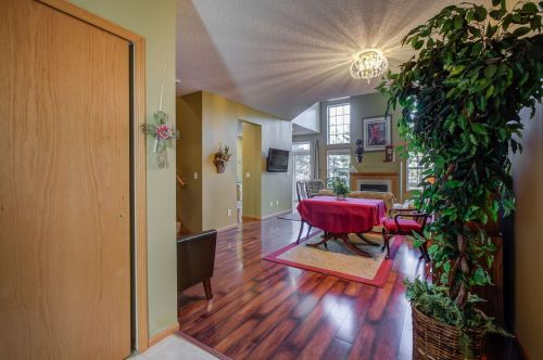1391 White Oak Dr, Chaska, MN 55318-1401