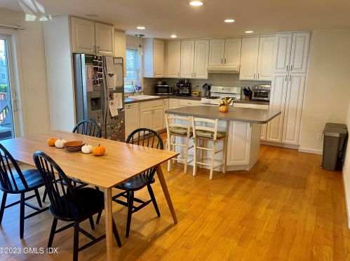 41 Le Grande Ave, Greenwich CT  06830-6735 exterior