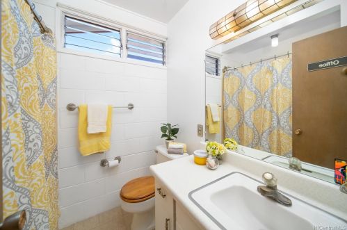 1620 Piikea St, Honolulu HI  96818-1843 exterior