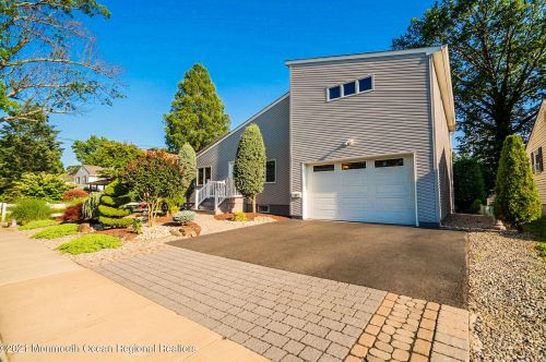 41 Barkalow Ave, East Freehold, NJ 07728-2065