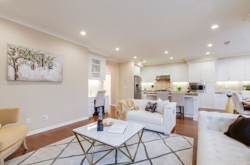 88 Rembrandt, Irvine CA  92620-7314 exterior