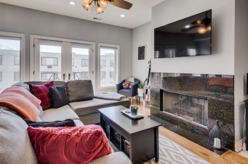 6065 Ridge Ave, Chicago, IL 60660-2782