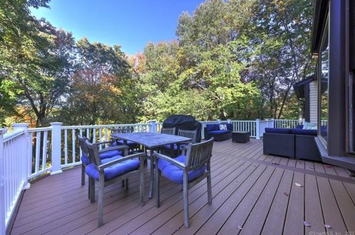 8 Captains Watch, Huntington CT  06484-5914 exterior
