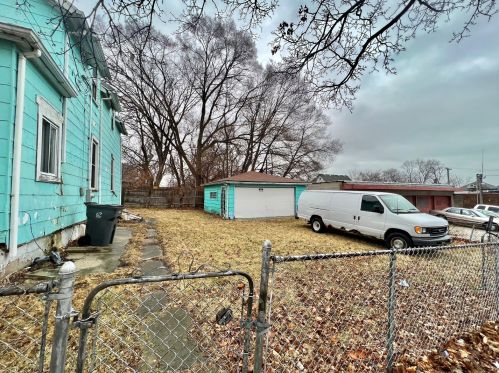 142 Liberty St, Waukegan, IL 60085-6555