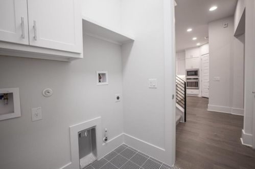 2011 Belford Dr, Austin TX  78757-8207 exterior