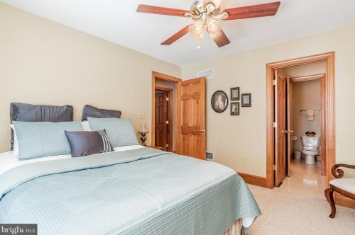 5 Linden Dr, Carlisle PA 17015-6906 exterior