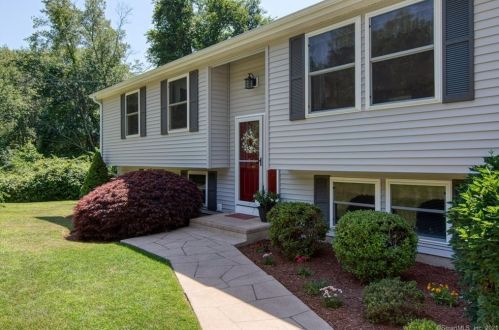 63 Carriage Hill Dr, Niantic, CT 06357-1340
