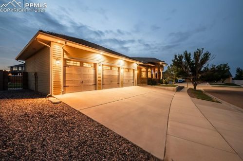 5402 Costa Mesa Dr, Pueblo, CO 81005-3930