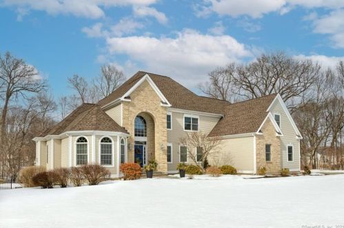 82 Metacomet Vw, Southington, CT 06489-3886