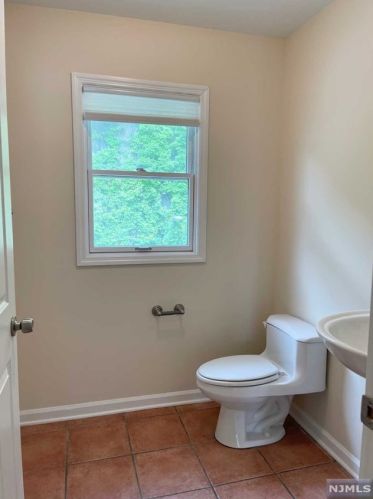 30 Legend Hills Dr, Edgewater NJ  07020-2124 exterior