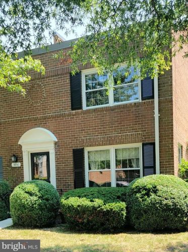 5951 Queenston St, Springfield, VA 22152-1743