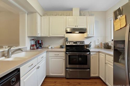 5 Meadow Ave, Woodbury, CT 06798-3921