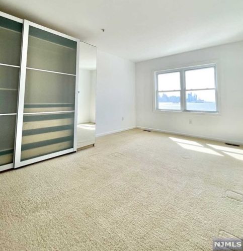 321 The Promenade, Edgewater NJ  07020-2115 exterior