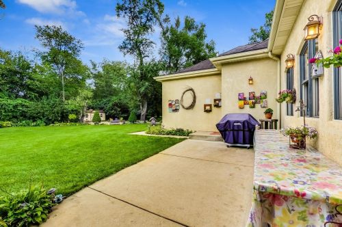 8901 Maple Ave, Willowbrook IL 60527-6469 exterior