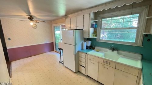 16 Crestview Rd, Parsippany, NJ 07834-1209