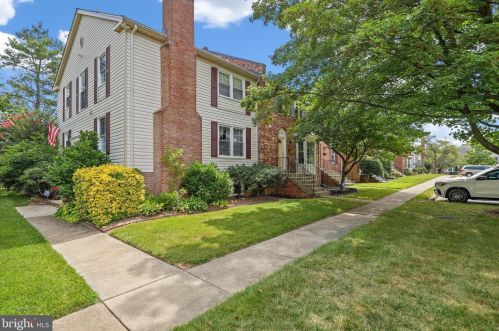 8102 Kenova Ln, Springfield, VA 22153-2913