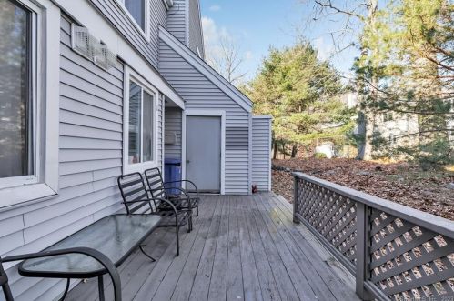 63 Country Pl, Huntington CT  06484-3862 exterior