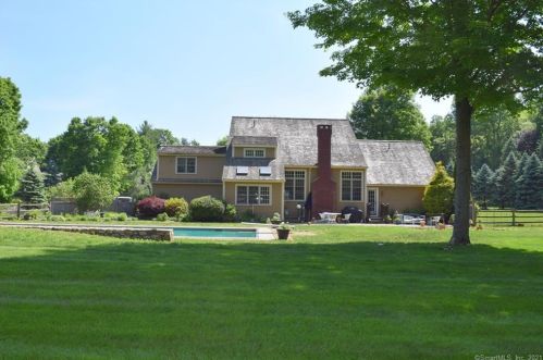 17 River Bend Dr, Woodbury, CT 06798-2730