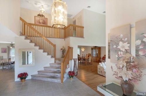 19 Herlihy Dr, Mahwah, NJ 07430-2946