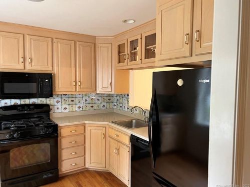 5 Apple Blossom Ln, Niantic, CT 06357-1942