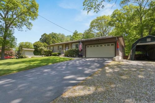 40 Carriage Hill Dr, Niantic, CT 06357-1302