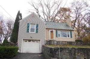 19 Knollwood Ter, Huntington, CT 06484-4309
