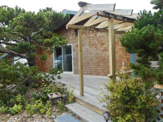 3302 Hidden Lake Dr, Waldport, OR 97394-9494