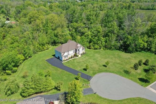 8 Cooper Ct, Upper Freehold Township, NJ 08514-1531