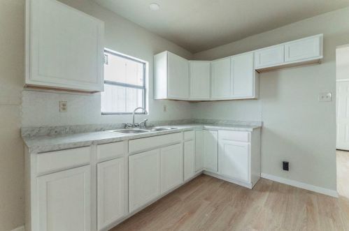 521 10th St, Morgans Point, TX 77571-3105