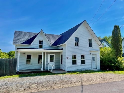 39 High St, Vinalhaven, ME 04863-3803