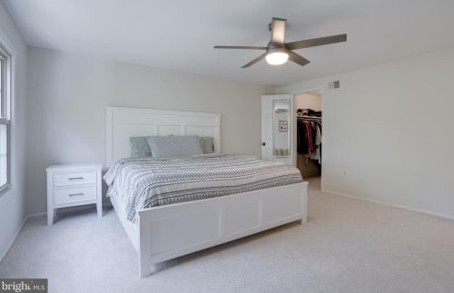 5707 Oak Leather Dr, Springfield VA  22015-2315 exterior