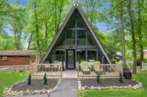 37 Sherwood Forest Dr, Andover, NJ 07821-4032