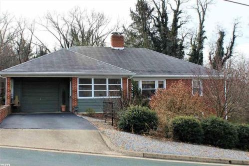 107 Lynnhaven Dr, Staunton, VA 24401-2262