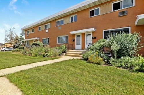 8669 Josephine St, Des Plaines, IL 60016-1877
