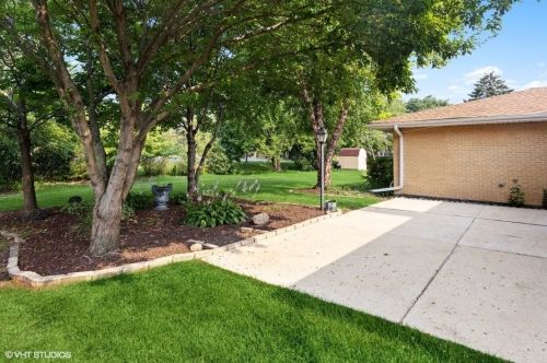 7532 Sheridan Dr, Willowbrook IL  60527-2443 exterior