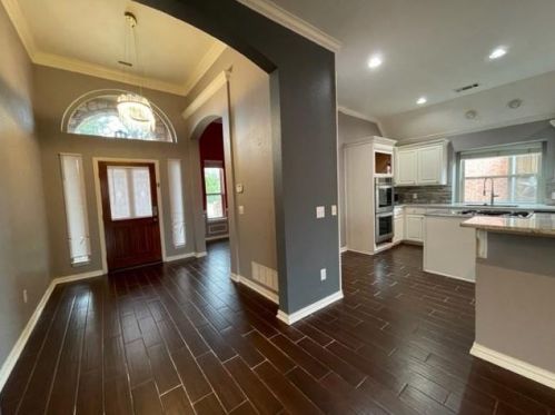 1003 Hunters Creek Dr, Carrollton TX  75007-1111 exterior