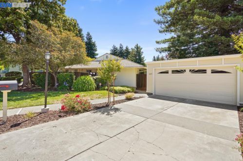 2695 Shadow Mountain Dr, San Ramon, CA 94583-1827