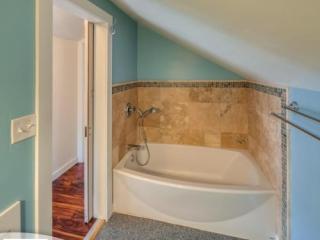 406 Halleck St, Bellingham, WA 98225-4014