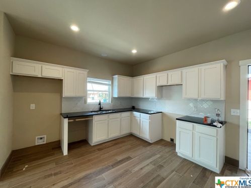 1168 Sycamore St, Seguin TX  78155-2125 exterior
