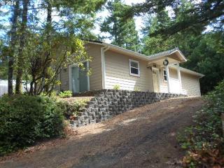 32 Easy St, Florence, OR 97439-8763